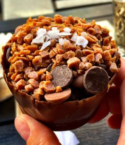Schokoladenmischung im Schokoladen-Cup für die heiße Schokokolade